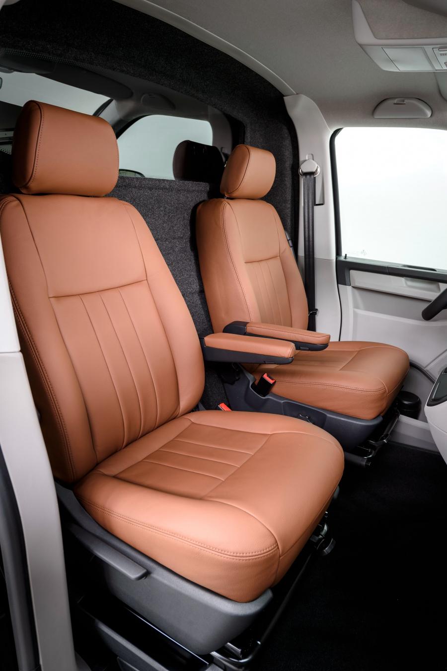 Интерьер Volkswagen Transporter 70 Edition (T6) 2017 года  (фото 7 из 10)